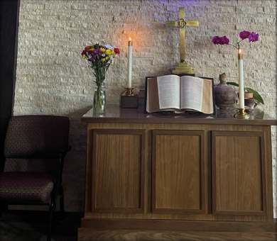 altar con biblia vela flores y cruz
