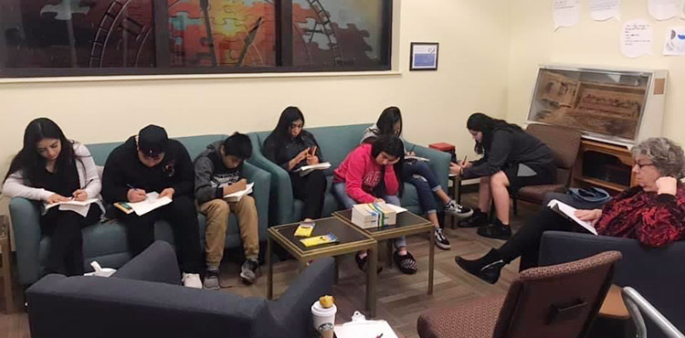 grupo de jovenes se reune para estudio biblico